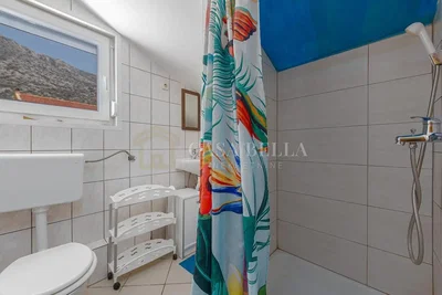 Toilette; fliesenboden, tageslicht, blick