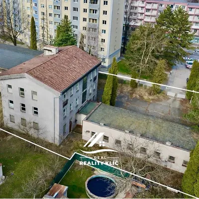 Dům a okolí; výhled