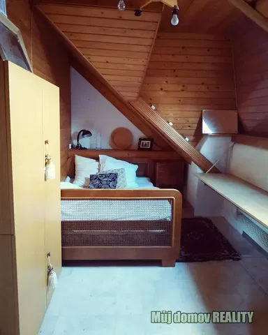 Camera da letto; travi in legno, pavimento in legno