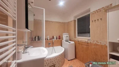 Kupaonica; pločice, prirodno svjetlo, renoviran