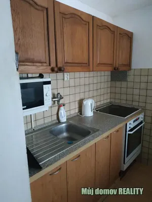 Kuhinja; kuhinjski aparati, pločice, potrebna renovacija