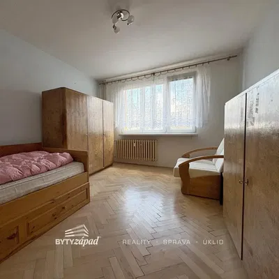 Yatak odası; ahşap zemin, doğal ışık