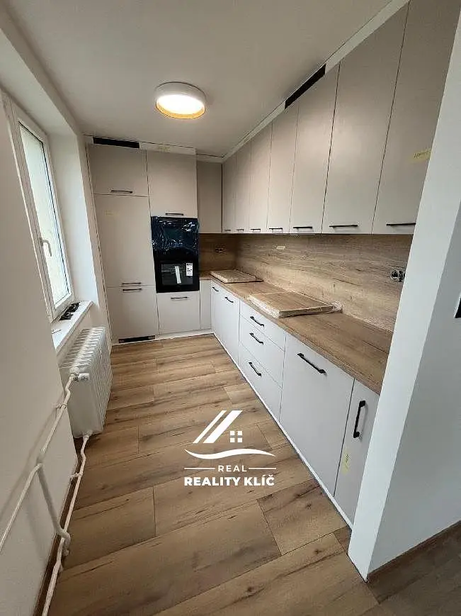 Cucina; elettrodomestici, pavimento in legno, luce naturale, ristrutturato