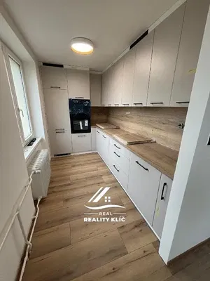 Cucina; elettrodomestici, pavimento in legno, luce naturale, ristrutturato