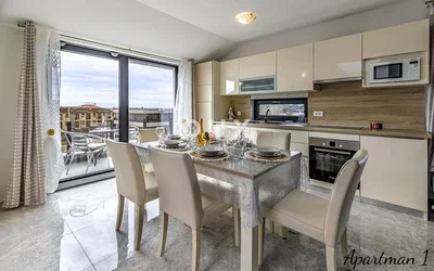 Кухиња; кухињски апарати, природно светло, модерни стил, плочице, поглед