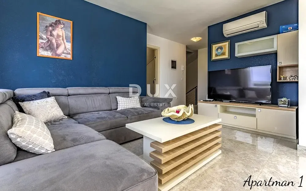 Дневна соба; модерни стил, природно светло, дрвене греде, плочице