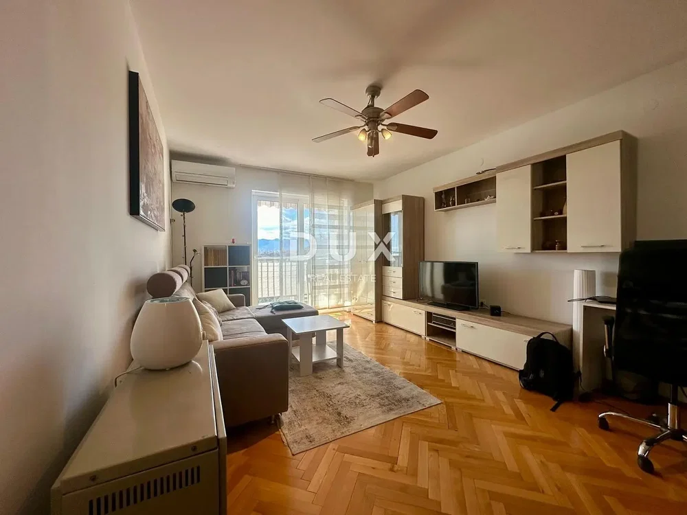 Дневна соба; поглед, дрвени под, природно светло, модерни стил