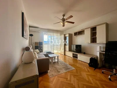 Дневна соба; поглед, дрвени под, природно светло, модерни стил