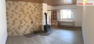 Salon; cheminée, parquet, lumière naturelle