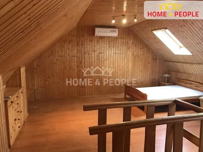 Chambre d'enfant; poutres en bois, parquet, hauteur sous plafond, lumière naturelle, style rustique