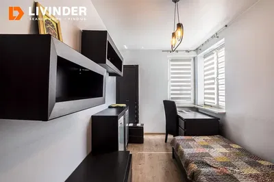 Ložnice; dřevěná podlaha, přirozené světlo, moderní styl