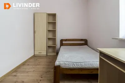 Ložnice; dřevěná podlaha, přirozené světlo