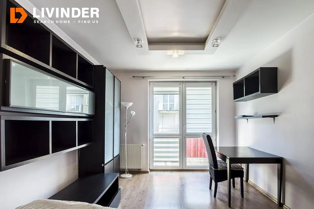 Obývací pokoj; dřevěná podlaha, přirozené světlo, moderní styl