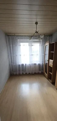 Yatak odası; doğal ışık, ahşap zemin