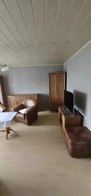 Oturma odası; doğal ışık, rustik stil, ahşap zemin