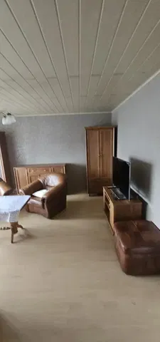 Salon; światło dzienne, styl rustykalny, podłoga drewniana