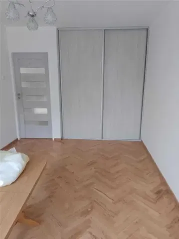 Sypialnia; podłoga drewniana, światło dzienne