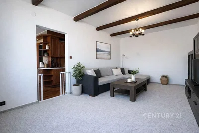 Oturma odası; doğal ışık, ahşap kirişler