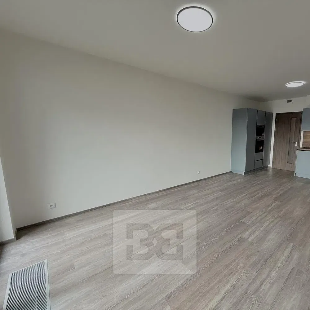 Kuhinja; prirodno svjetlo, drveni pod, renoviran, kuhinjski aparati