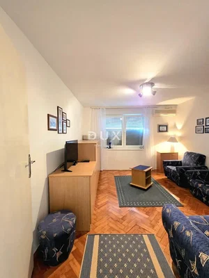 Dnevni boravak; drveni pod, prirodna svjetlost, moderan stil