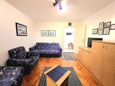 Dnevni boravak; drveni pod, moderan stil