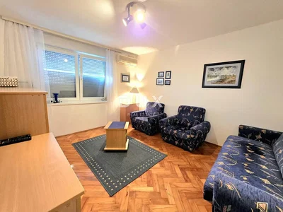 Dnevni boravak; drveni pod, prirodna svjetlost, moderan stil