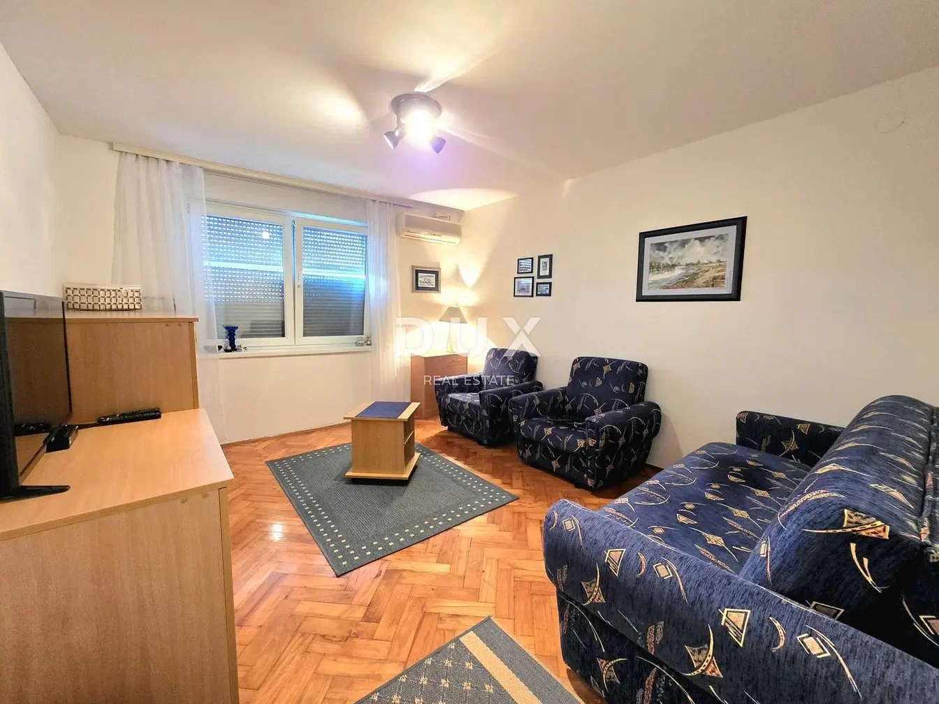 Dnevni boravak; drveni pod, prirodna svjetlost, moderan stil