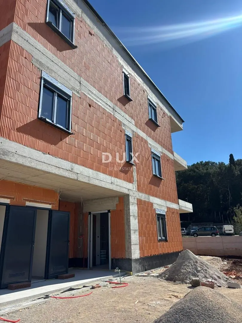 Kuća i okolina; potrebna renovacija