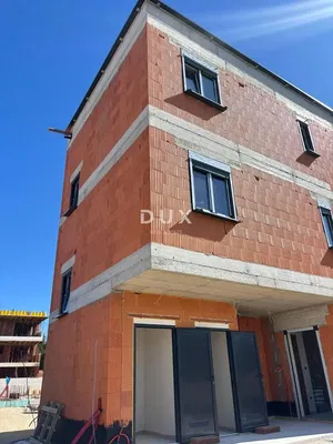 Kuća i okolina; potrebna renovacija