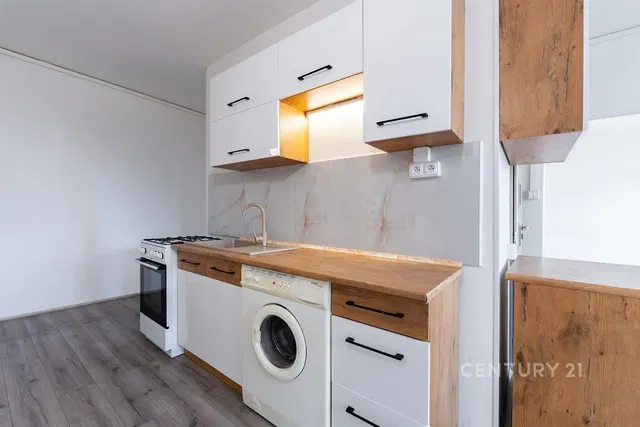 Kitchen; kitchen appliances, renovated, natural light