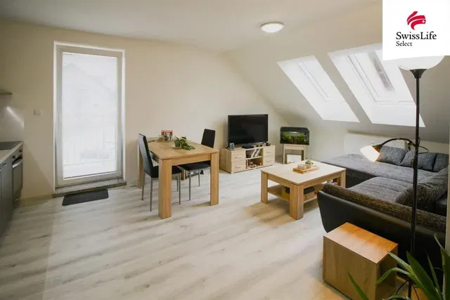 Wohnzimmer; tageslicht, moderner stil, holzboden