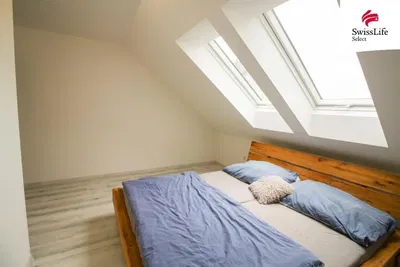 Spavaća soba; prirodna svjetlost, drveni pod