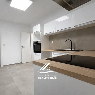 Kuhinja; kuhinjski aparati, prirodno svjetlo, moderni stil, renoviran, pločice