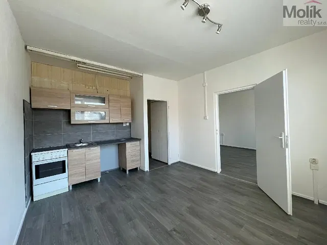 Cuisine; carrelage, parquet, rénové, lumière naturelle