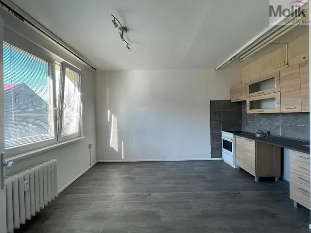 Cuisine; électroménager, lumière naturelle, rénové, carrelage
