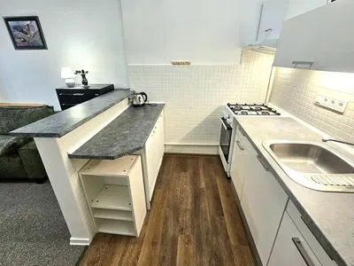 Küche; küchengeräte, fliesenboden, holzboden, tageslicht, moderner stil