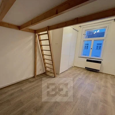 Kammer; holzbalken, holzboden