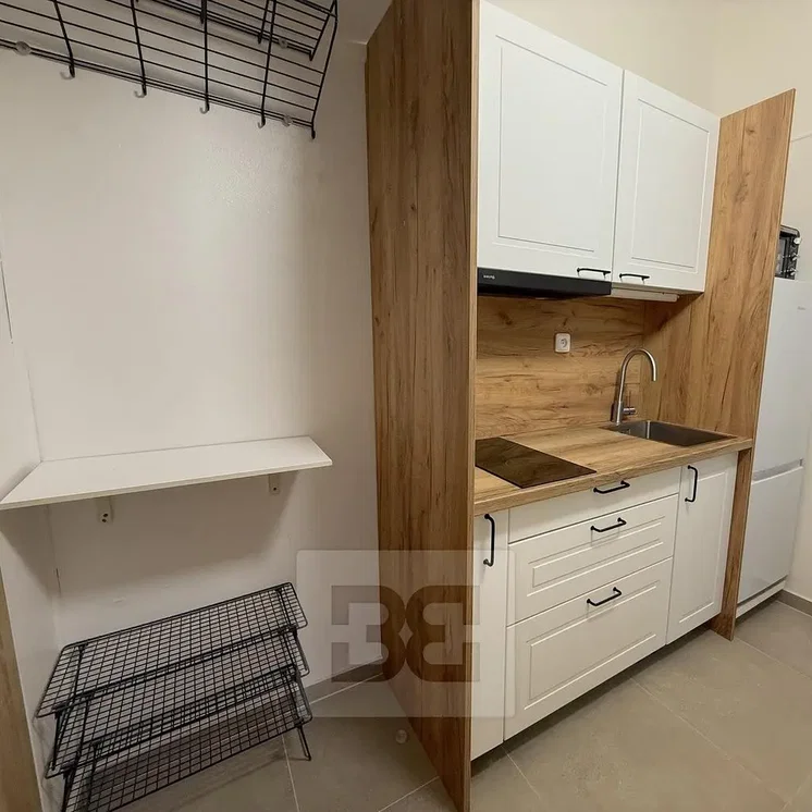 Küche; küchengeräte, fliesenboden, renoviert