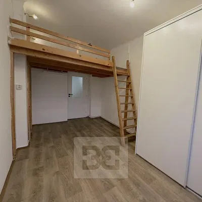 Kinderzimmer; holzboden, holzbalken