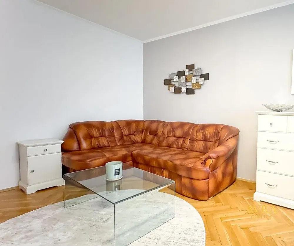 Wohnzimmer; holzboden, moderner stil, tageslicht