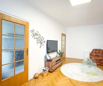 Wohnzimmer; holzboden, tageslicht, moderner stil