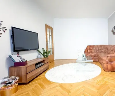 Wohnzimmer; holzboden, tageslicht, moderner stil