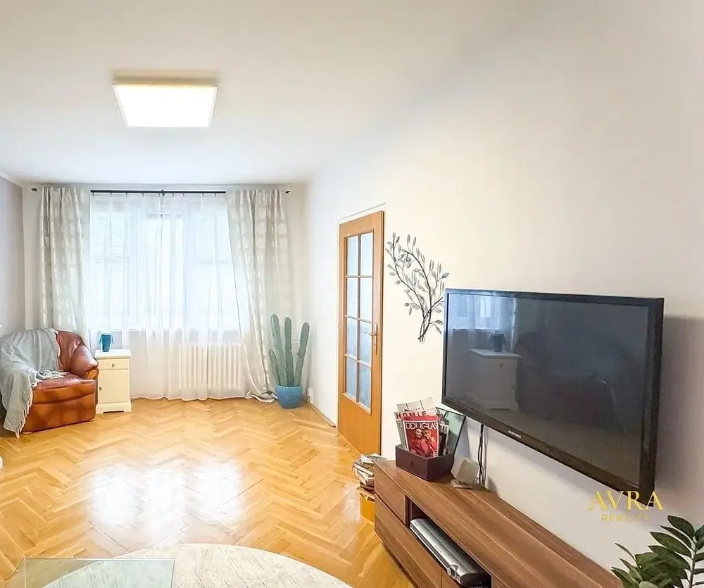 Wohnzimmer; holzboden, tageslicht