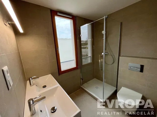 Badezimmer; fliesenboden, tageslicht, renoviert, blick
