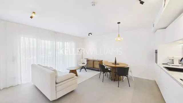 Wohnzimmer; tageslicht, moderner stil, fliesenboden