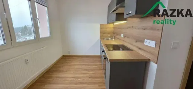 Kuchyňa; kuchynské spotrebiče, drevená podlaha, výhľad, prirodzené svetlo, po rekonštrukcii