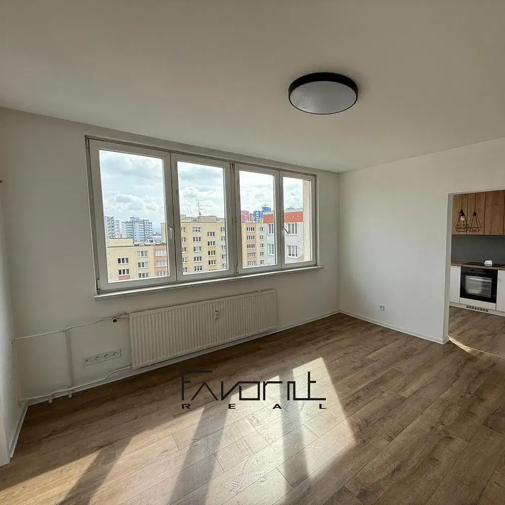 Oturma odası; manzara, ahşap zemin, doğal ışık