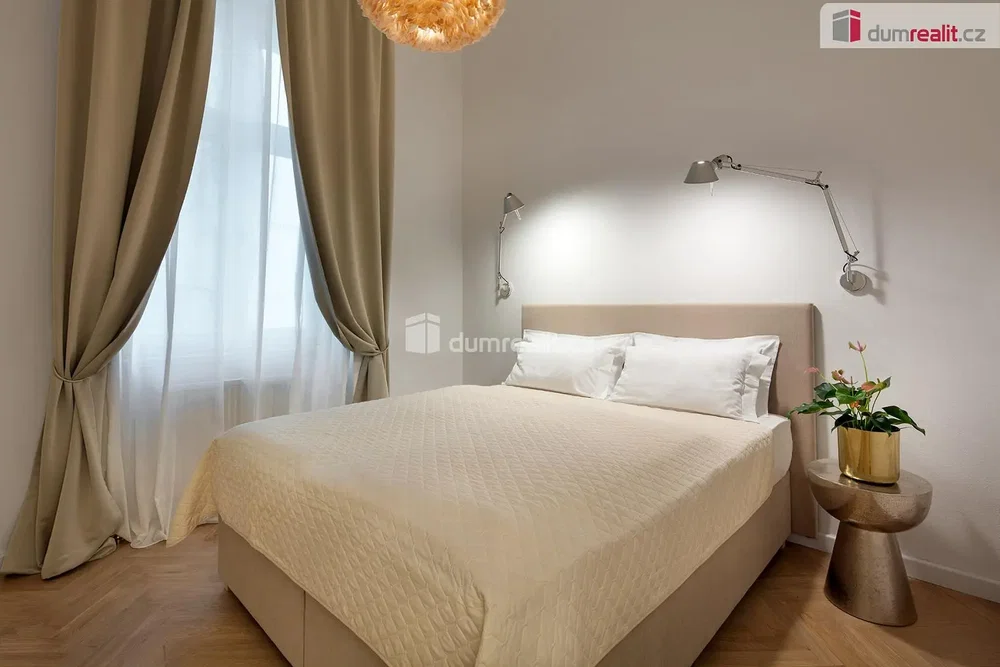 Schlafzimmer; holzboden, tageslicht, moderner stil