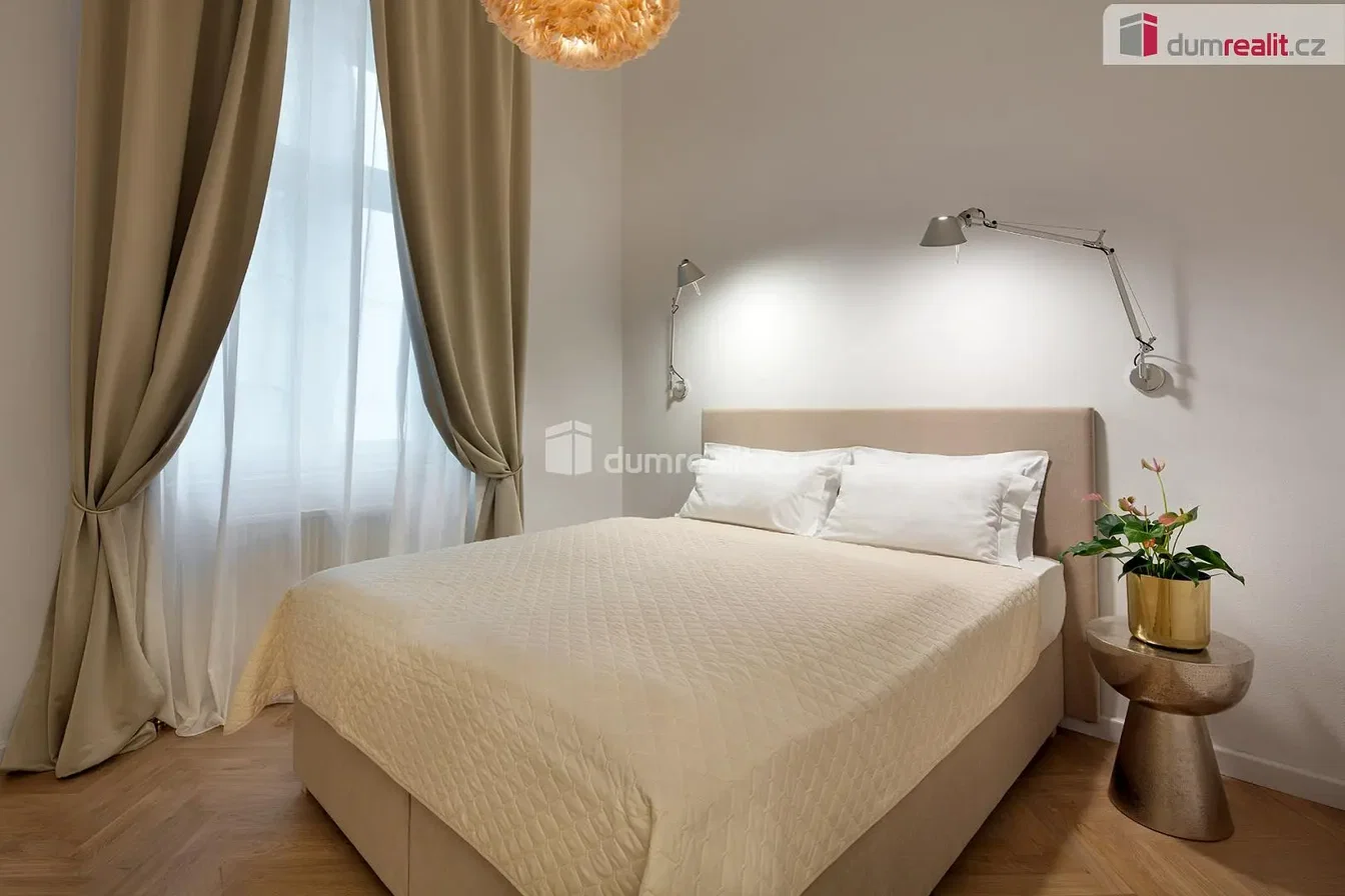 Schlafzimmer; holzboden, tageslicht, moderner stil