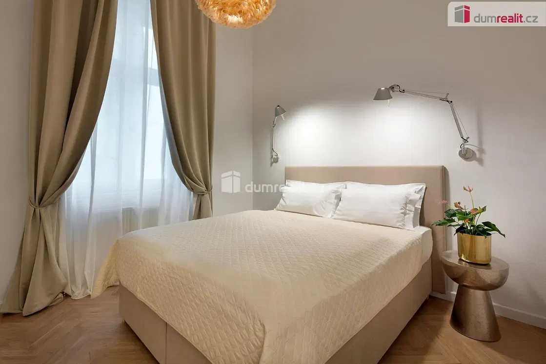 Schlafzimmer; holzboden, tageslicht, moderner stil